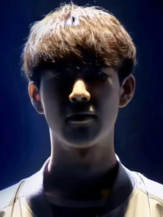 在今日OMG对阵OMG的比赛中，JackeyLove使用卢锡安达成了在LPL的第3000次助攻，是AD位第2位达成该成就的选手，恭喜JackeyLove！