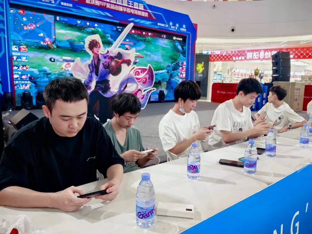 上单选手假装职业选手？1 Jiang Anbesa 错过了很多大招 + 致命地给了 Oh My God 赢得第一场比赛的机会